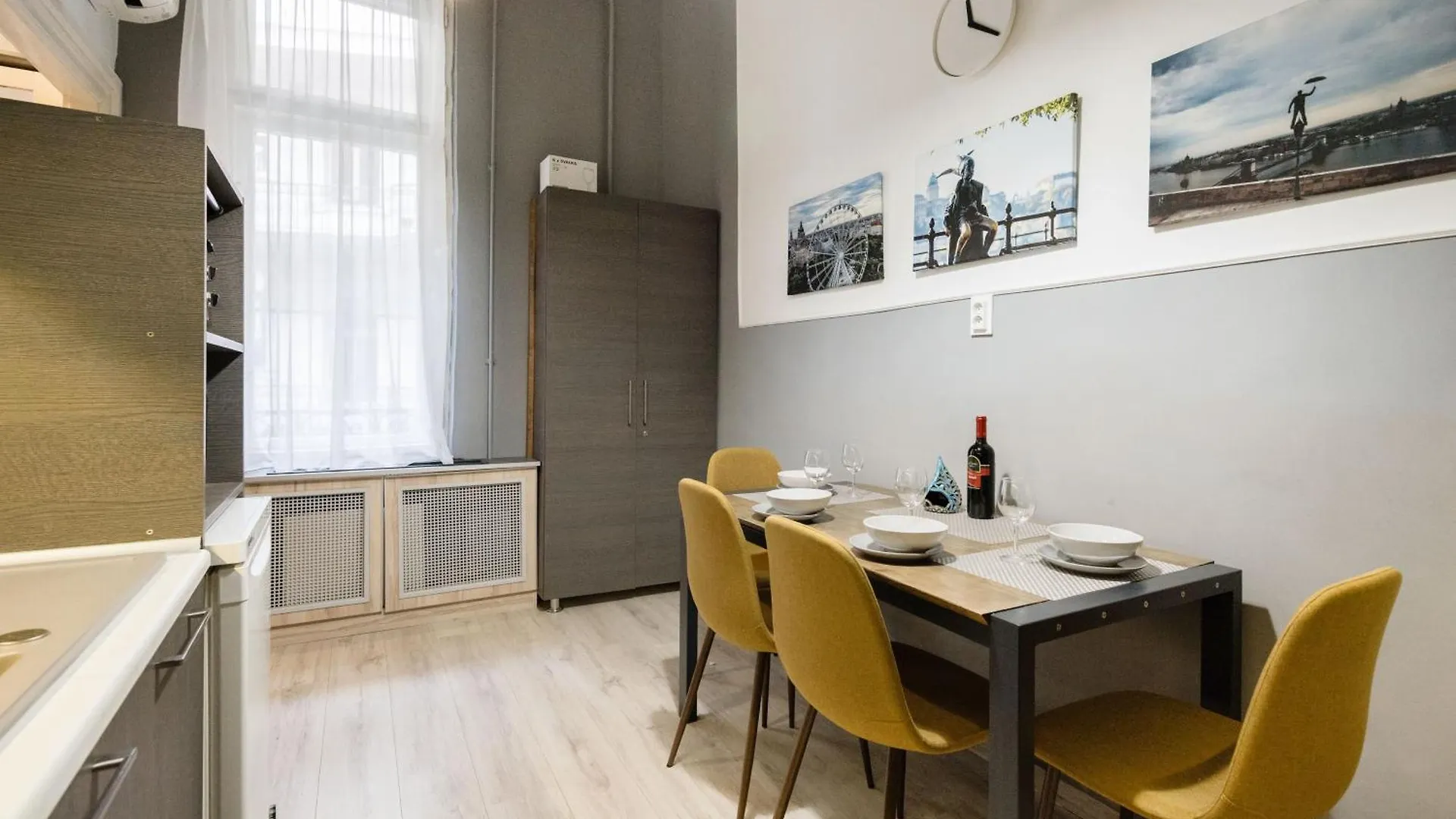 Urban Tranquillity By The Main Shopping Street Apartment Budapest Hungary